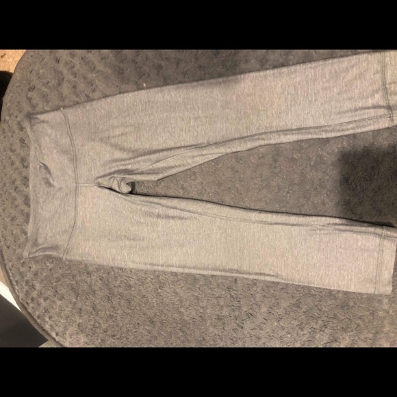 Gray Lululemon size 4 under wunder crops - Picture 1 of 3
